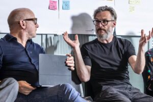 Hans Donckers in gesprek tijdens een Beanmachine-sessie